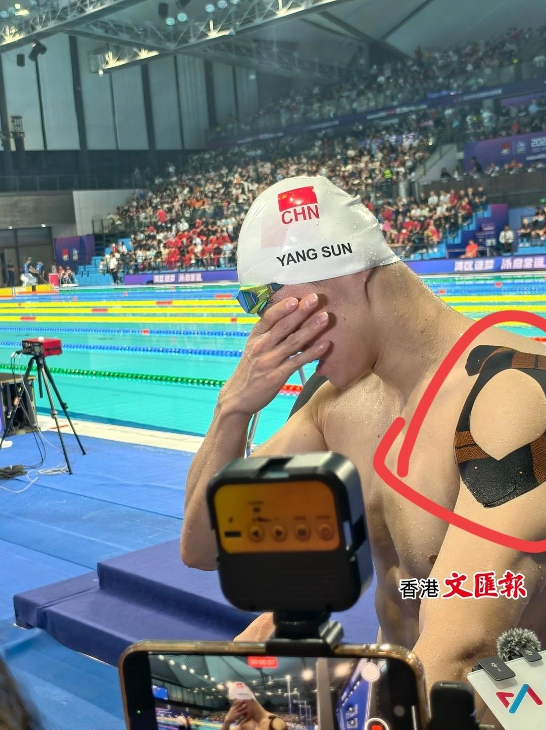 开云在线直播-游泳决赛现场：选手千钧一发争夺桂冠